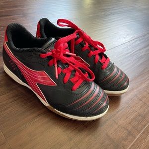 Indoor soccer cleats